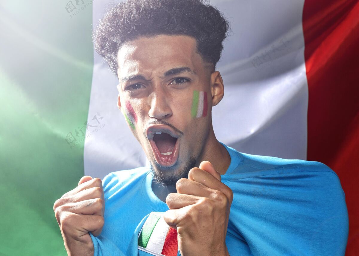 足球联赛手持意大利国旗的欢呼者比赛人意大利
