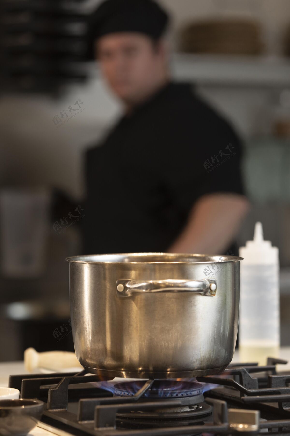 食物厨房里的男厨师帽子锅烹饪