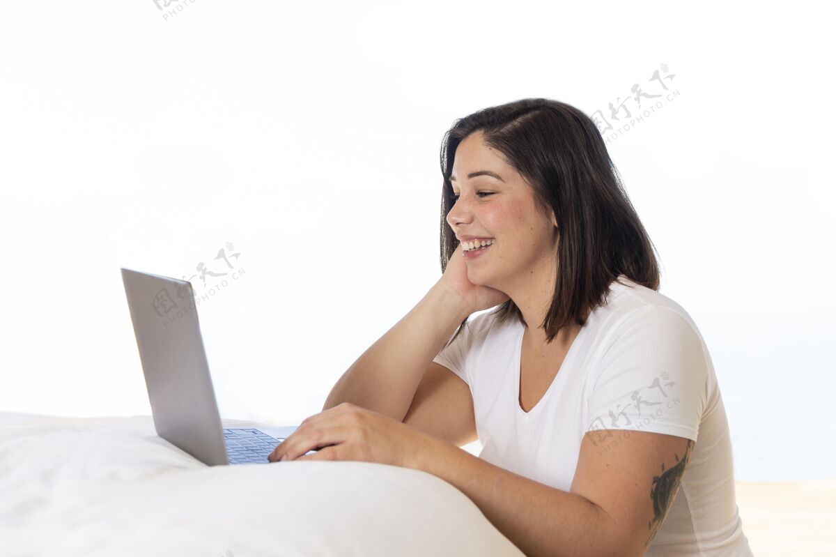 美丽女人在家用笔记本电脑肖像侧视图房子