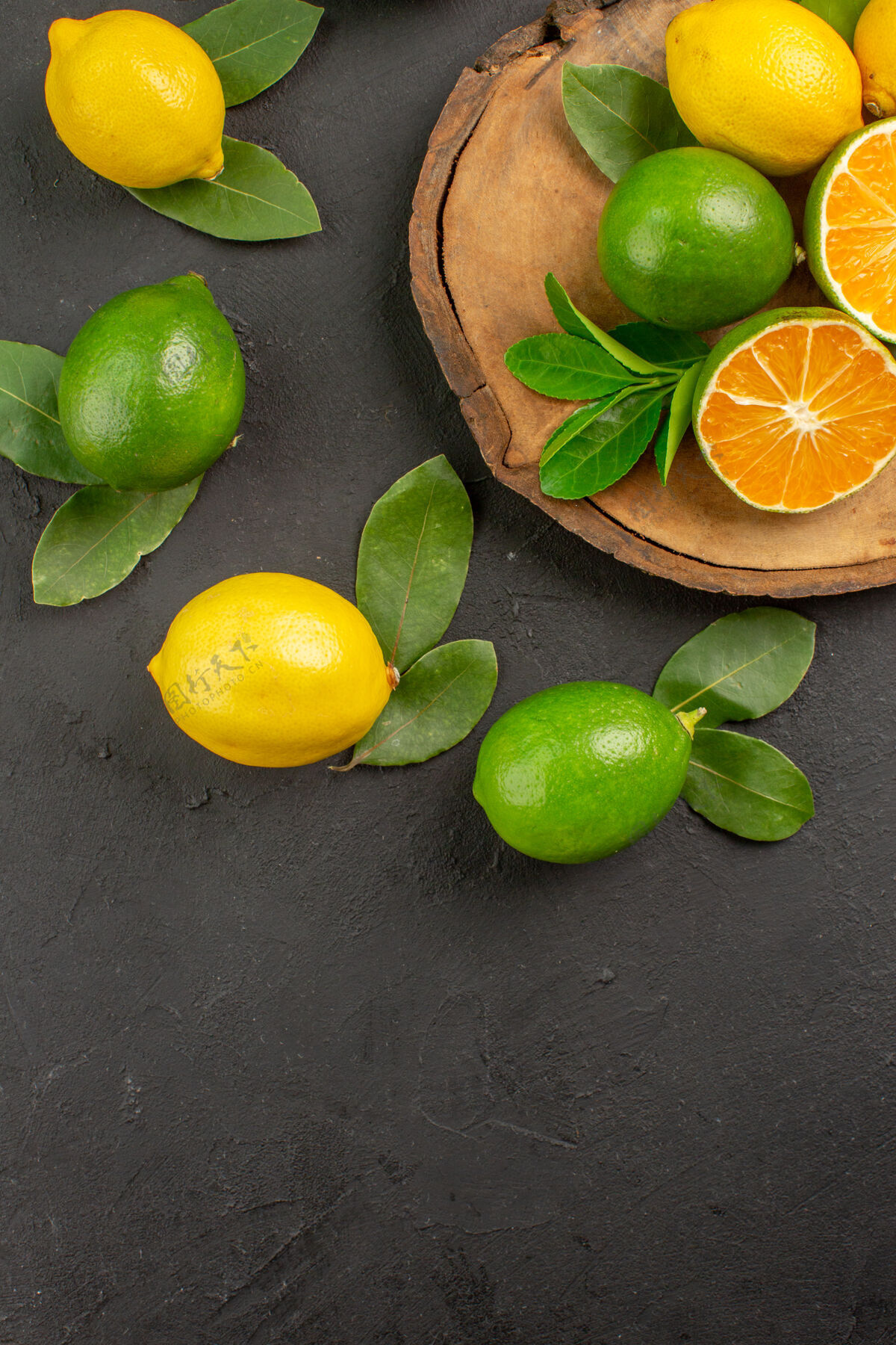 健康顶视图新鲜酸柠檬上深色水果柑橘酸橙深色食物柠檬