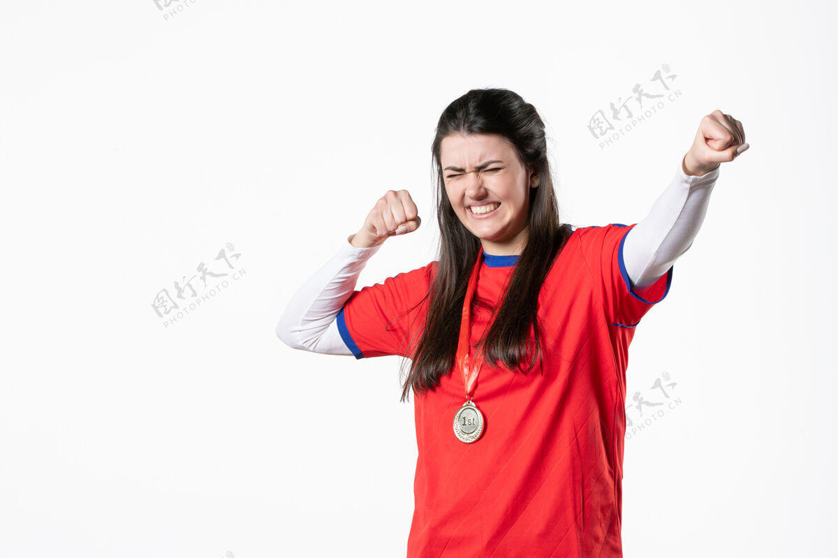 职业前视图穿着运动服的女运动员拿着奖牌观点胜利体育