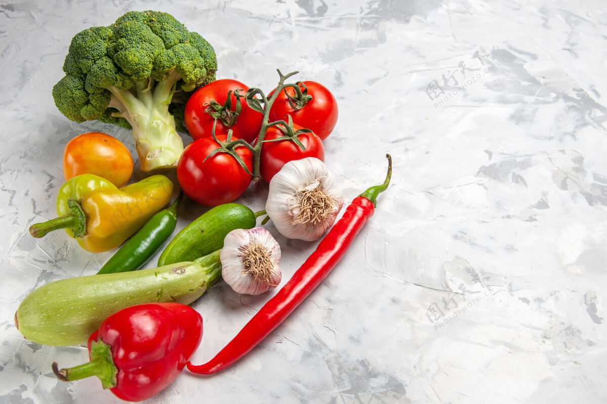 健康半俯视新鲜西兰花配蔬菜上白桌沙拉成熟健康饮食胡椒成熟萝卜