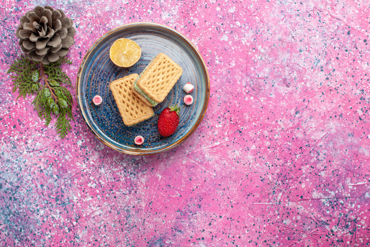 烘焙粉红色表面草莓味华夫饼的俯视图金钱美味派