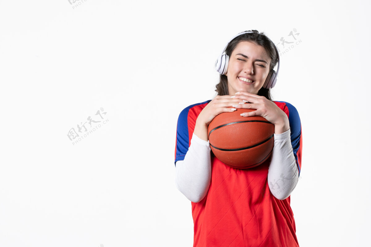女人正面图：穿着运动服的年轻女子打篮球运动人成年人