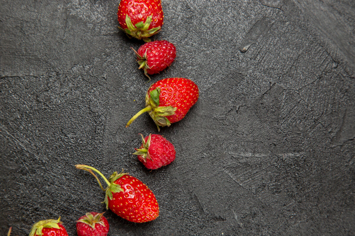 草莓顶视图新鲜的红色草莓衬在深色的浆果上颜色健康红色