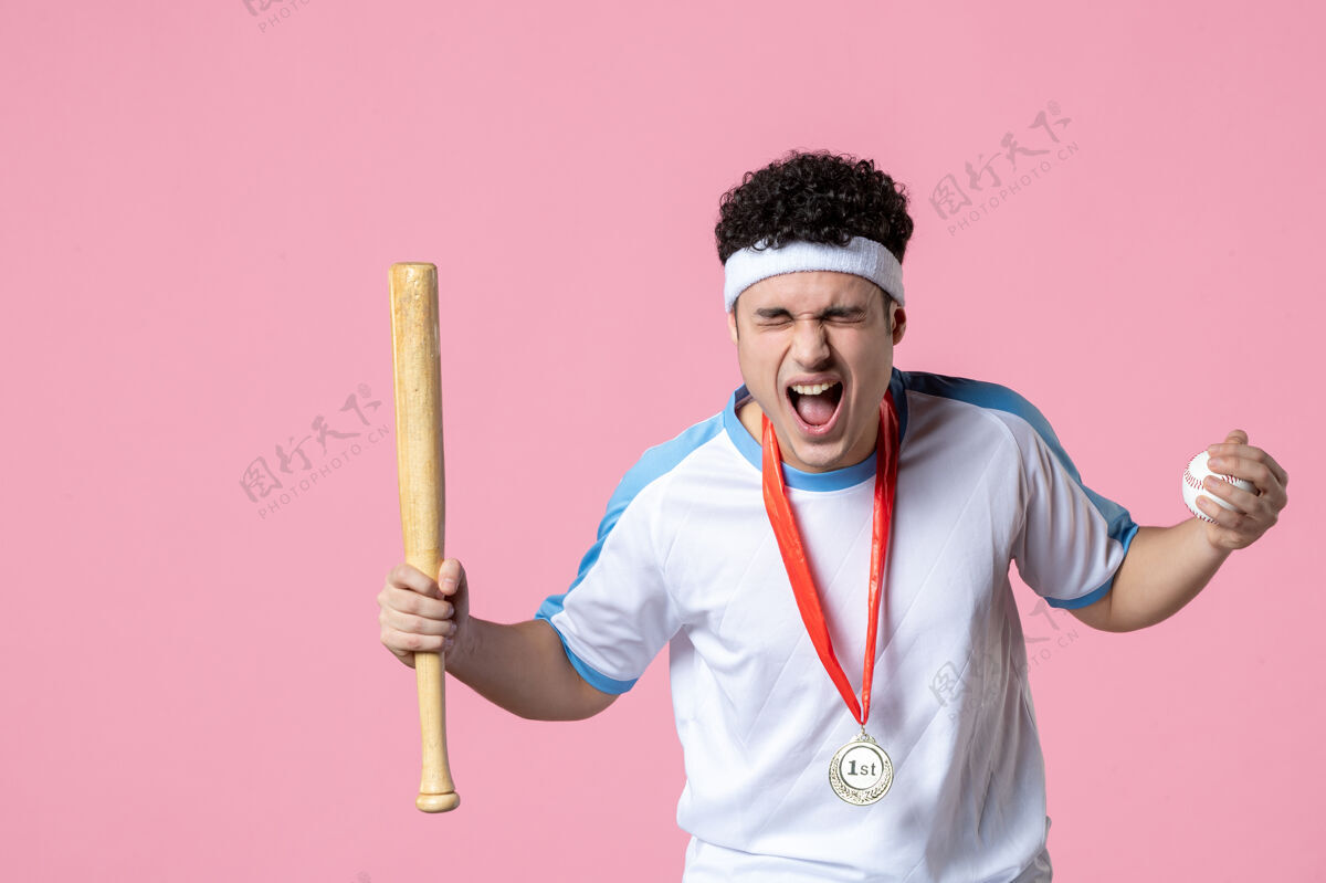 前面正面图：穿着运动服的棒球运动员拿着奖牌欢呼雀跃成功观点奖