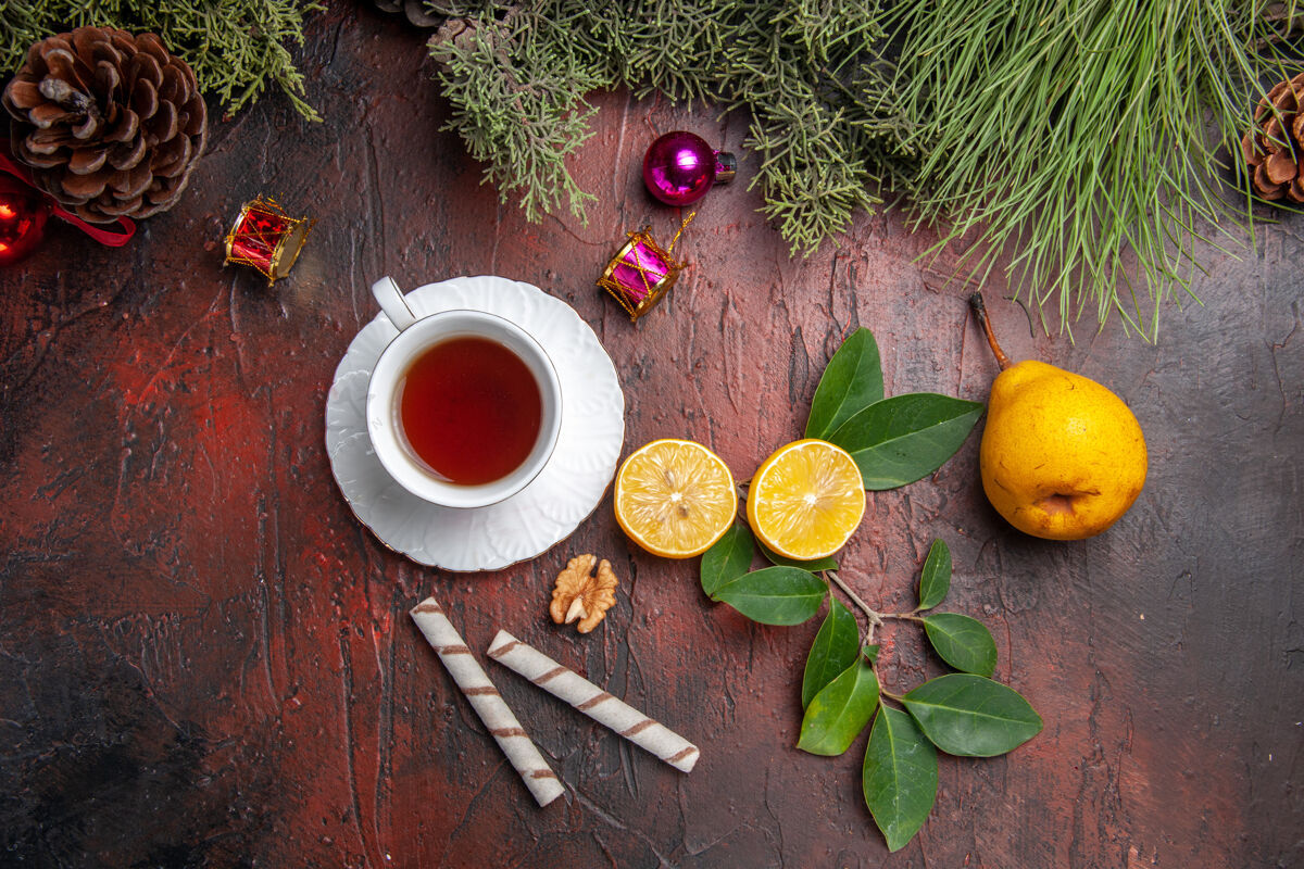 食物顶视图茶杯上有水果茶几上的深色水果茶照片柑橘圣诞节健康