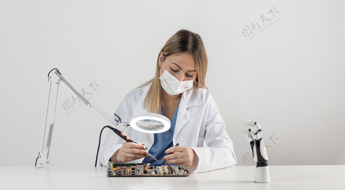 科学戴着口罩的女人在办公桌旁工作水平网络技术