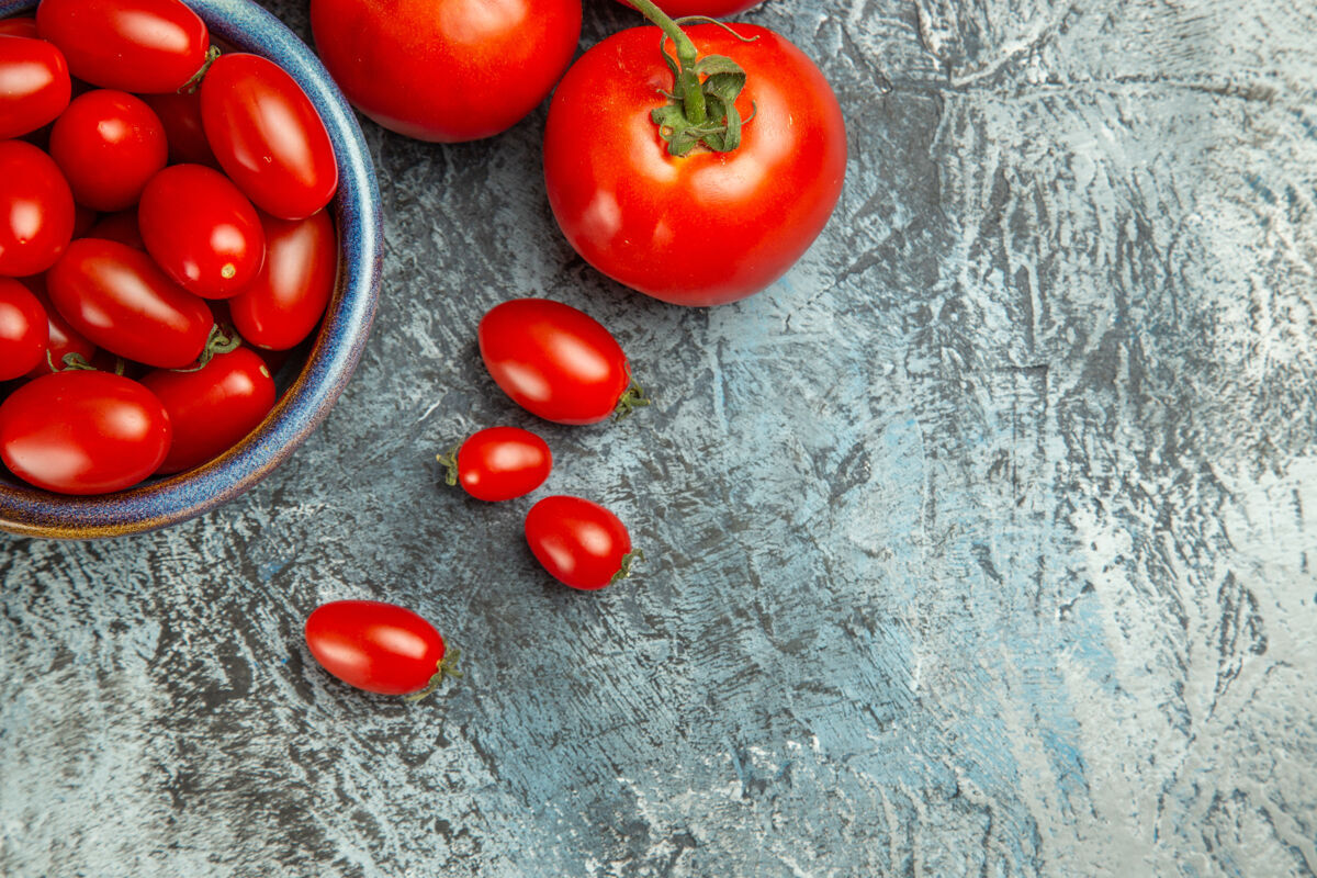 顶部顶视图新鲜的红色西红柿在黑暗的光表照片黑暗沙拉健康沙拉健康食品