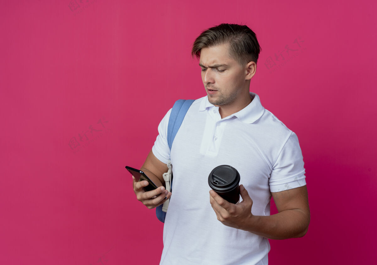 背部想着年轻帅气的男生背着书包端着一杯咖啡穿着咖啡男性