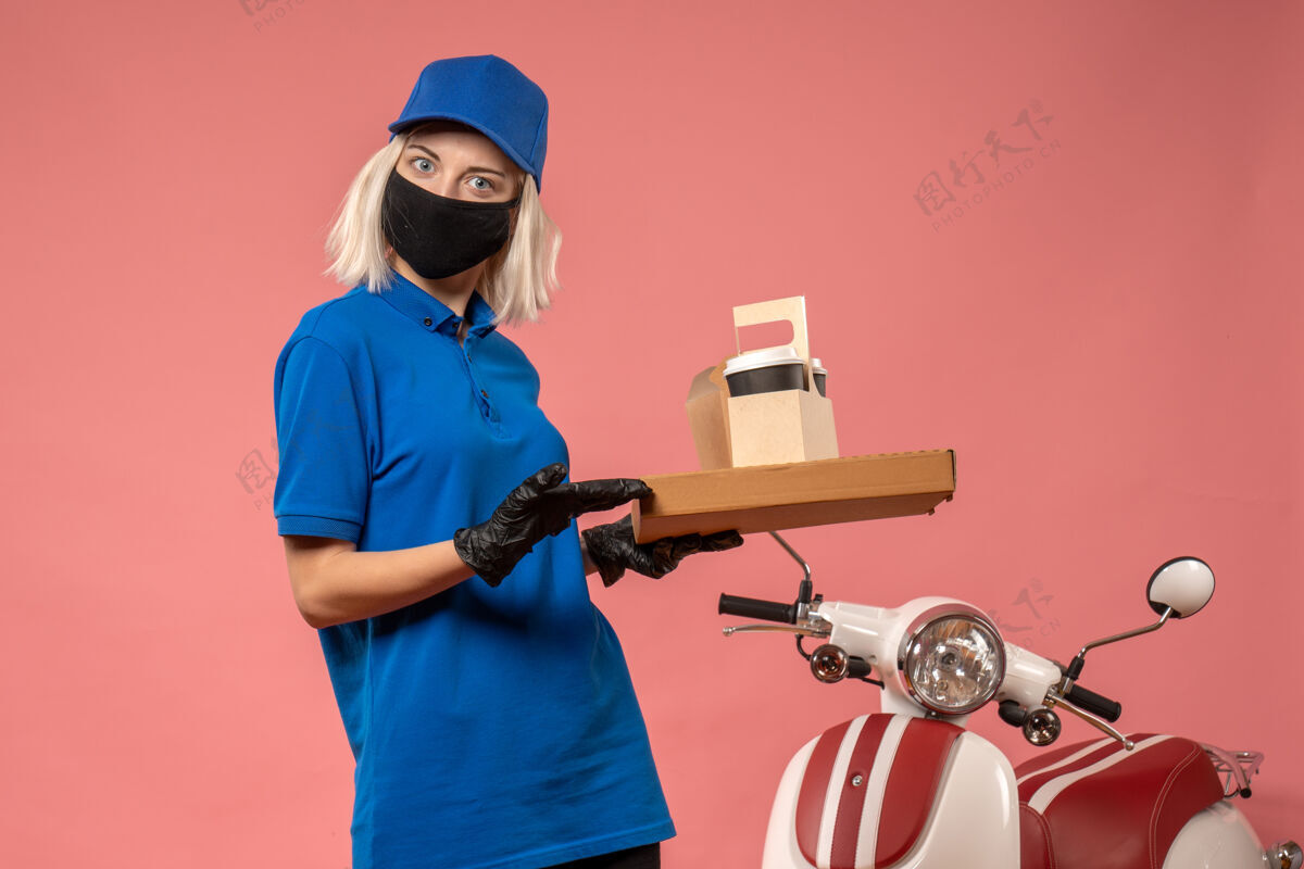 食品正面图女快递员拿着食品盒上的粉红色武器制服病毒