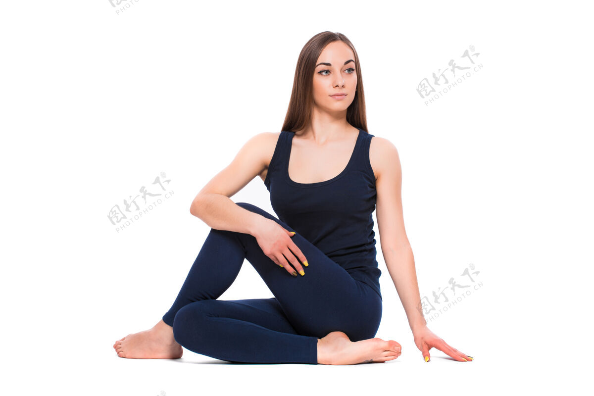 运动在白色背景上做瑜伽练习的运动型年轻女子身体精神女性