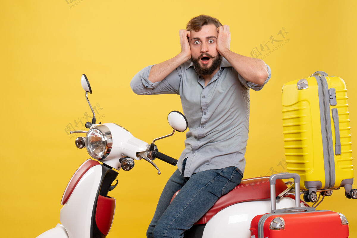自行车旅游概念与年轻的恐惧胡须男子坐在黄色摩托车上它的前视图摩托车旅游成人