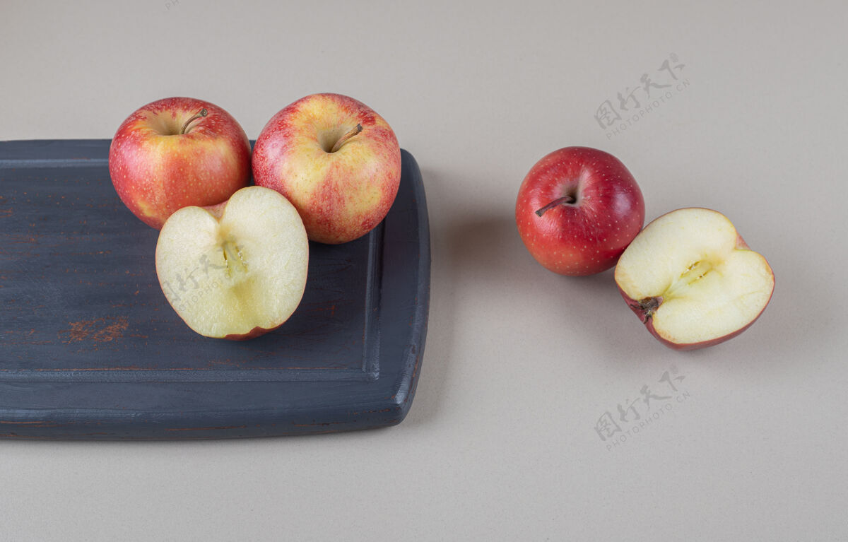 风味把苹果切成薄片 放在大理石板上 然后放在旁边饮食多汁营养