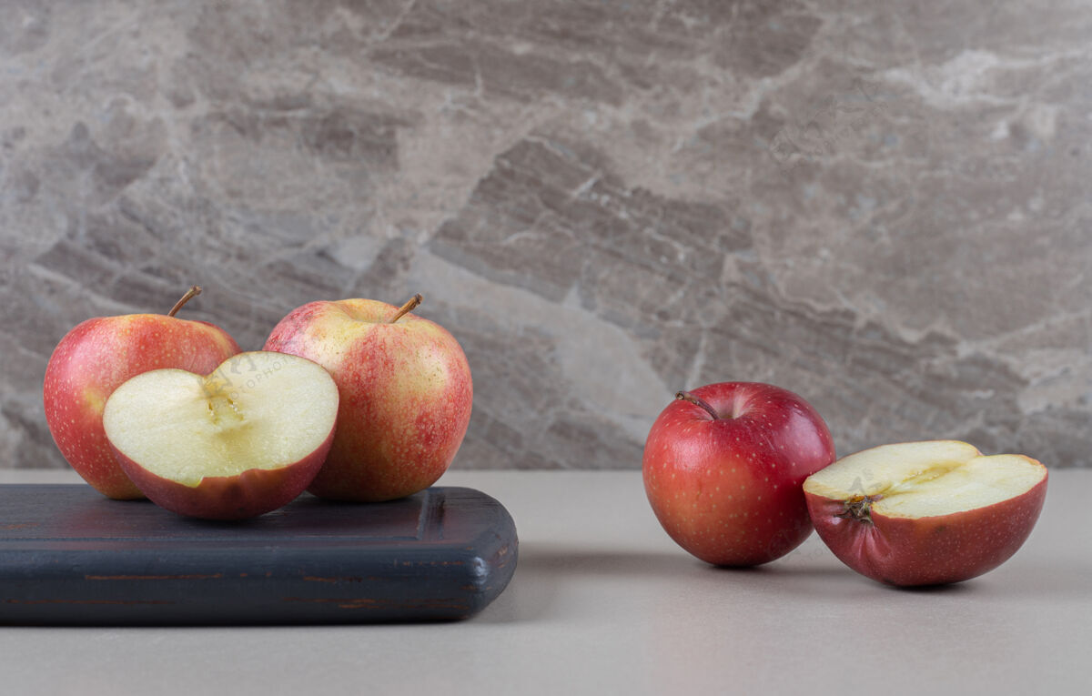 健康把苹果切成薄片 放在大理石板旁边板子多汁有机