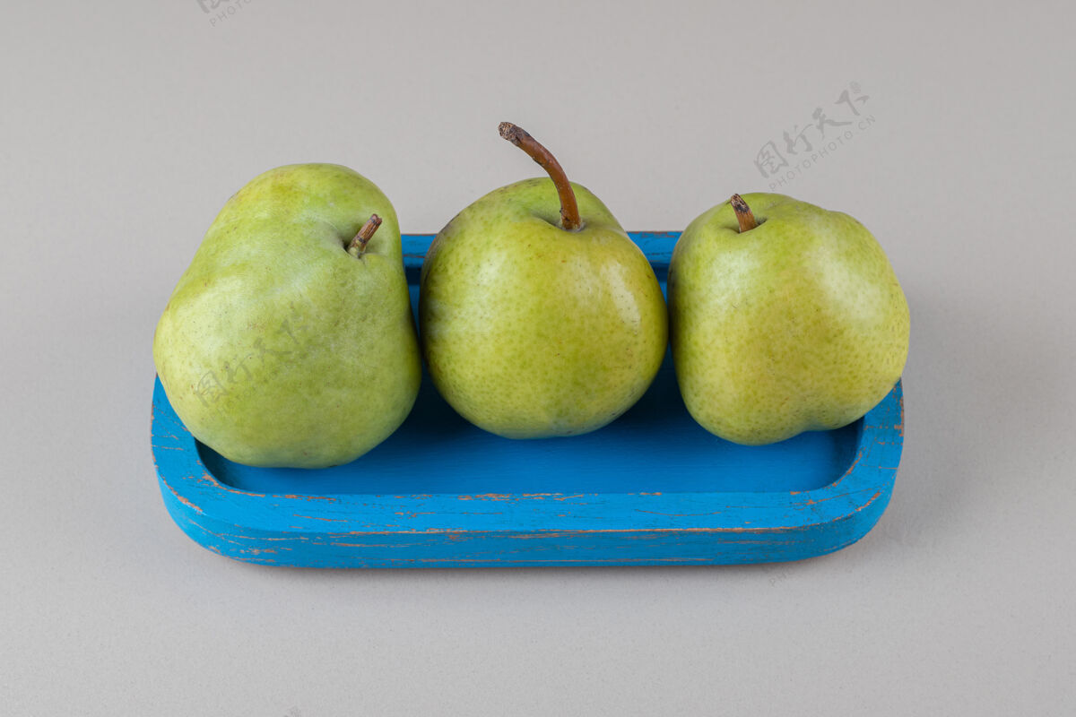 有机在大理石上放一把梨的蓝色盘子梨饮食健康
