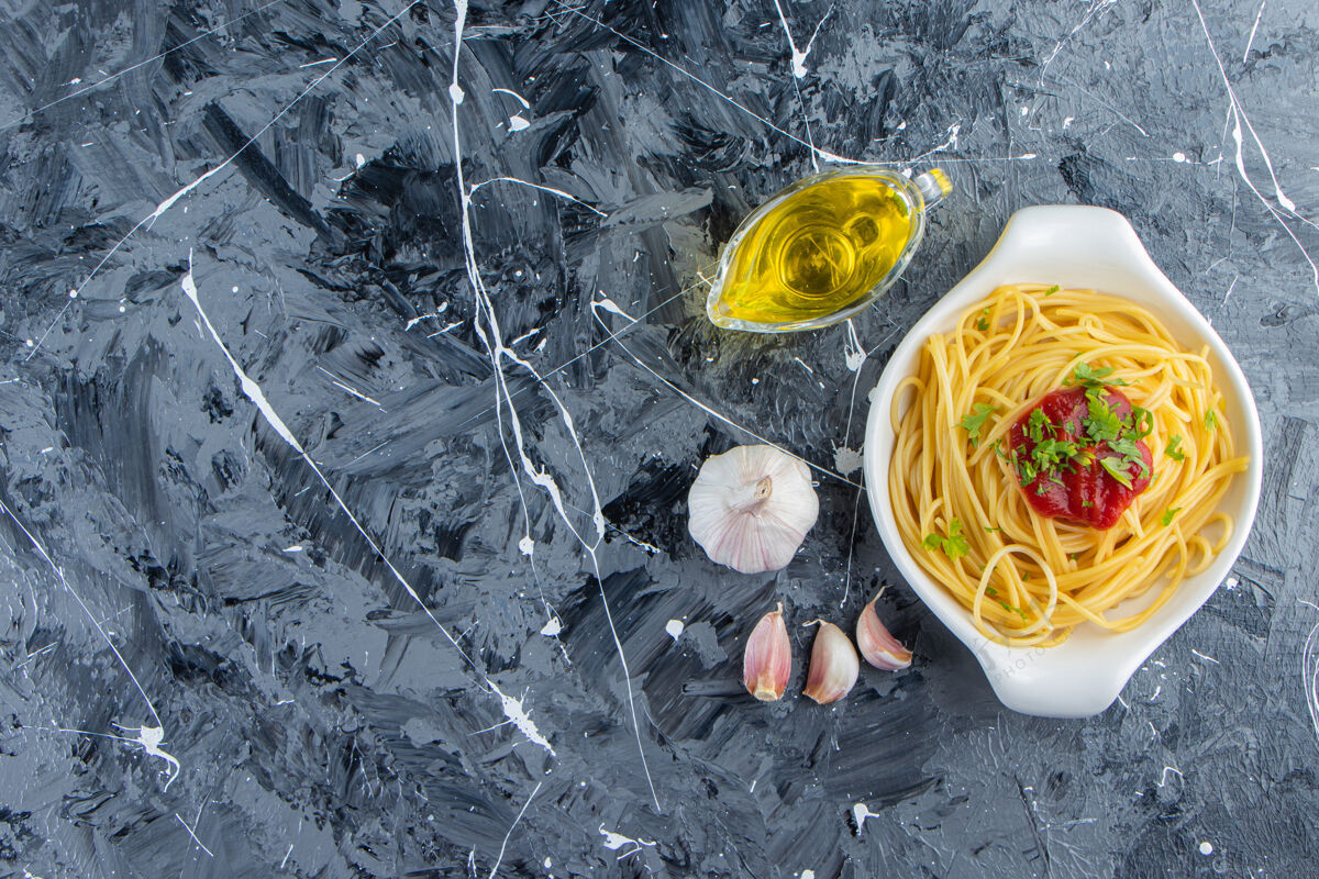 午餐美味的意大利面放在白板上 配番茄酱和橄榄油晚餐健康新鲜