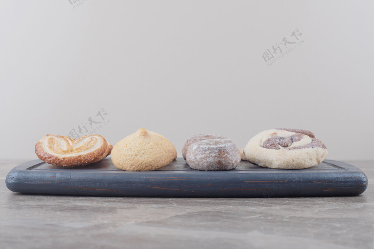 甜点一捆饼干放在大理石板上烘焙美味糕点