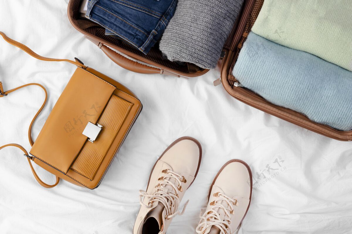 度假打开的行李和折叠的衣服和鞋子顶视图旅游行李