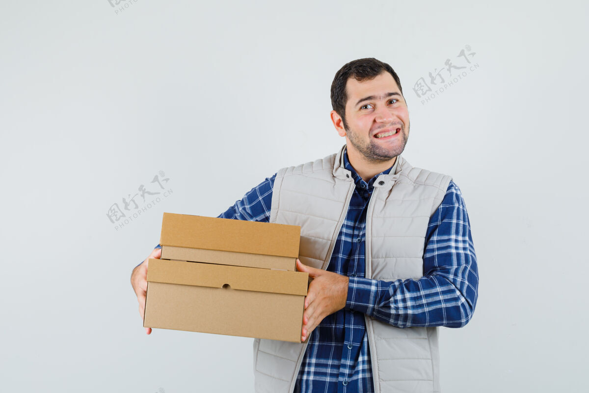 自信男青年穿着衬衫 夹克拎着箱子 看上去很满意 前视图休闲男人携带