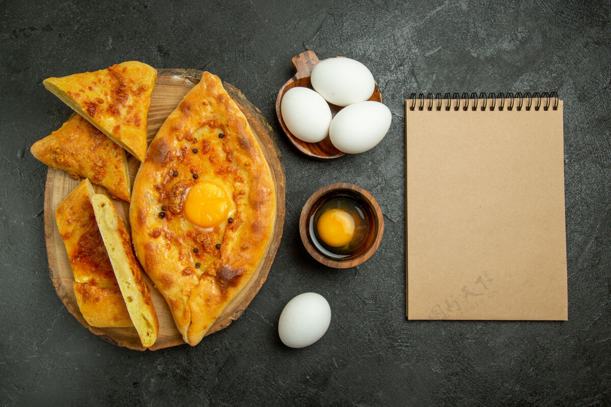 烘焙顶视图美味的鸡蛋面包烤切片新鲜鸡蛋上的灰色背景面包面包面团食物早餐美味观点顶部