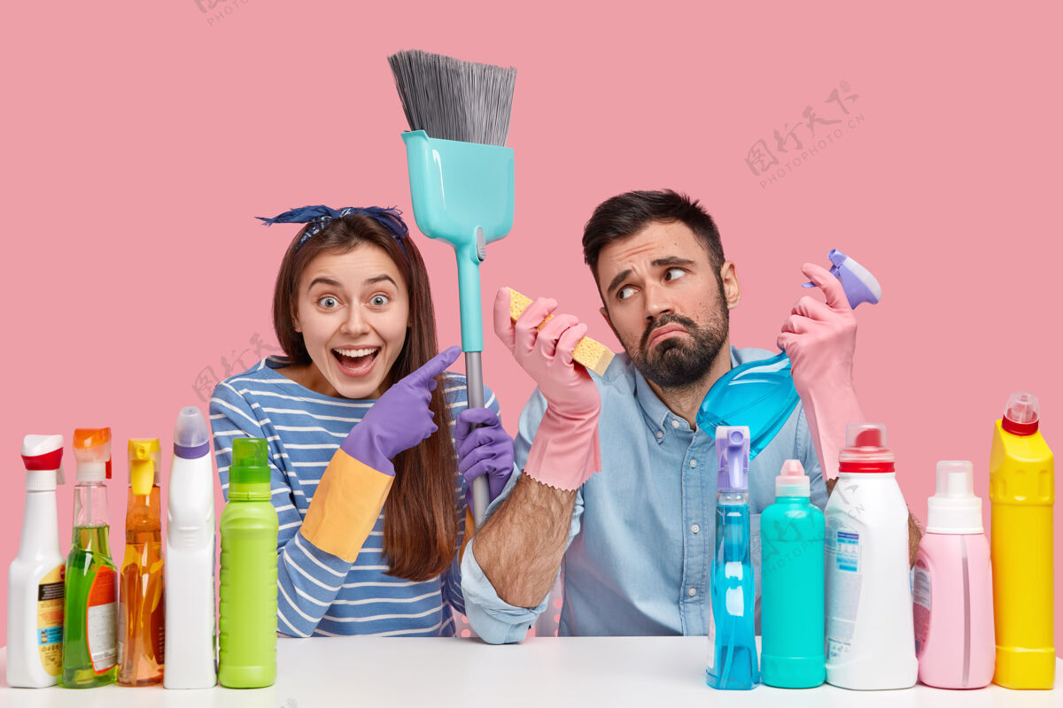 产品坐在清洁用品旁边的年轻夫妇瓶子人肖像