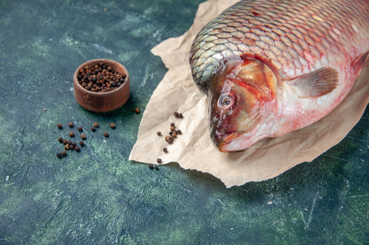 胡椒前视新鲜生鱼粉上深蓝色面肉水海洋色横食海鲜一餐海鲜生的海