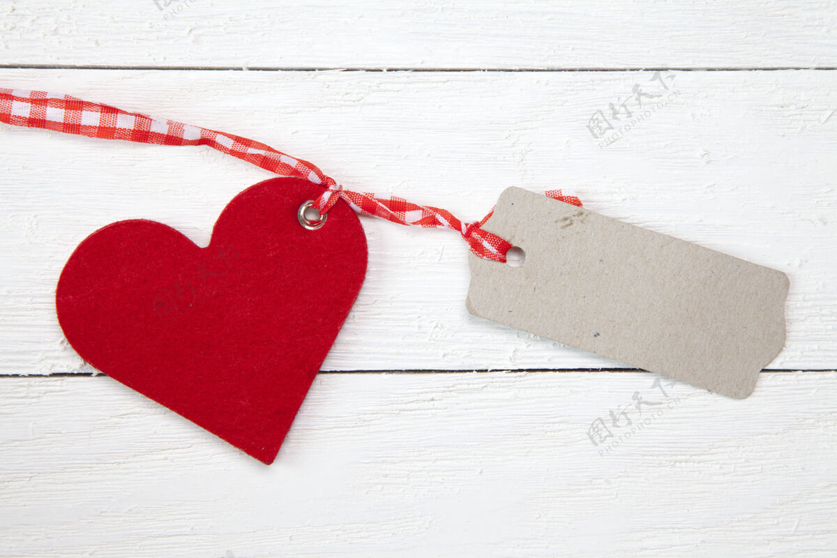 礼物心脏和纸板的顶视图空白文字浪漫