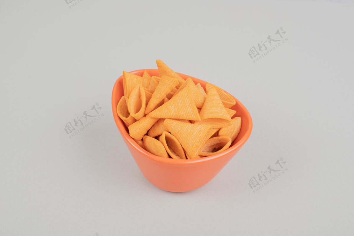 脆美味的脆薯片在橙色碗里美味脆食物