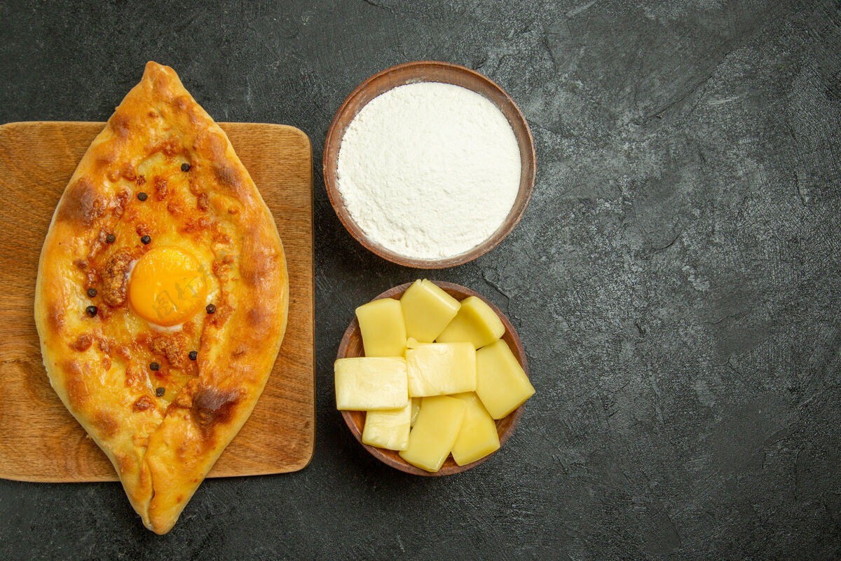 新鲜顶视图烤鸡蛋面包美味的面团面包新鲜的烤箱上一个黑暗的桌子烤箱午餐烘焙