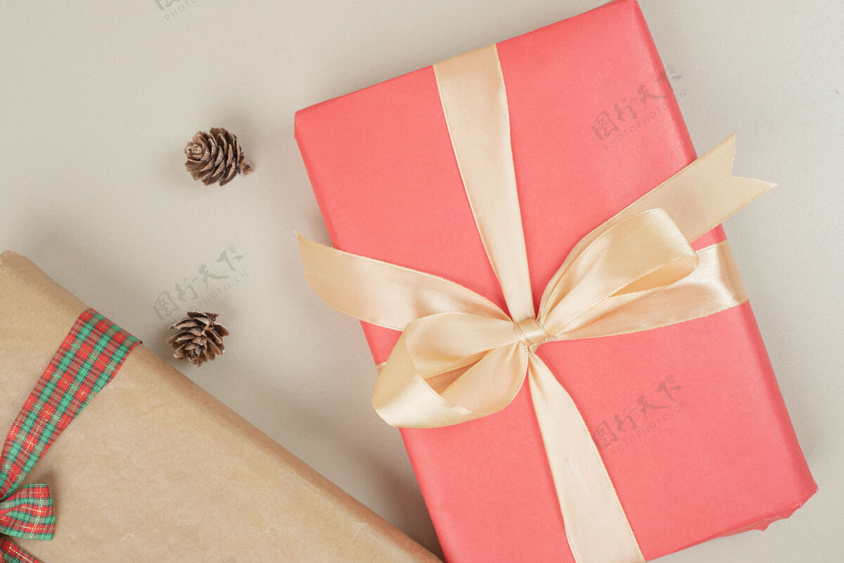 漂亮用丝带系的圣诞礼品盒蝴蝶结盒子礼物