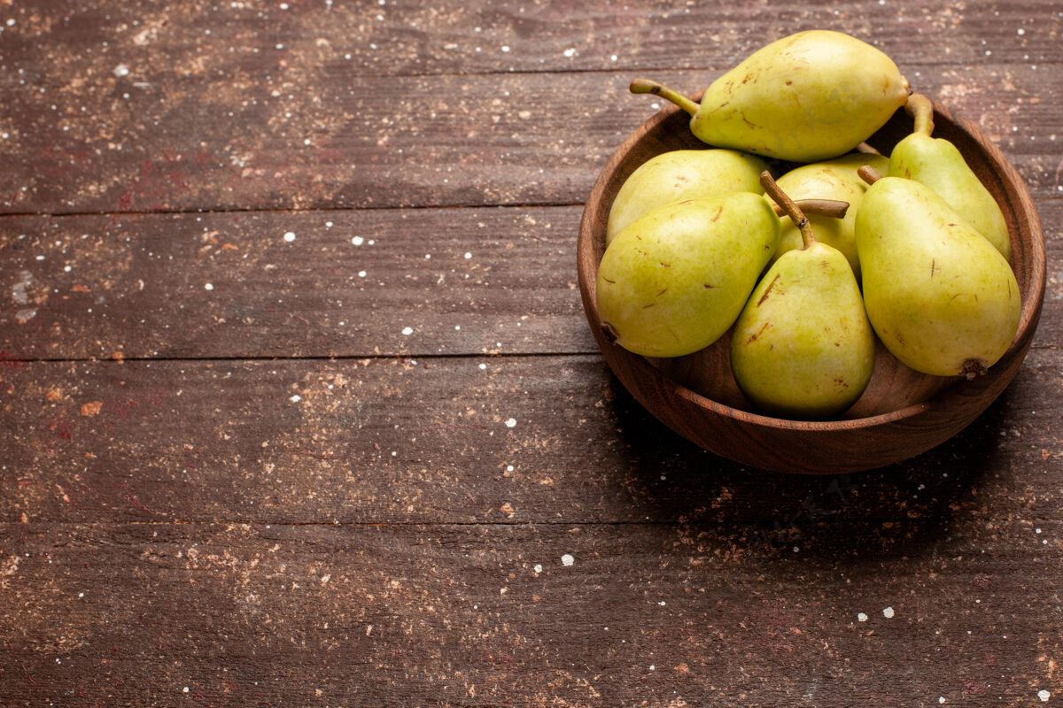 多汁正面是新鲜圆润的梨绿色和多汁的棕色空间苹果食品树木