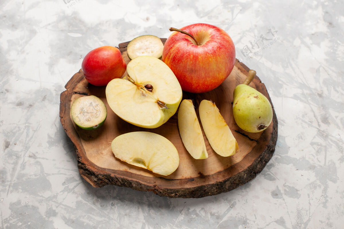 树前视图新鲜苹果和新鲜梨在浅白色空间饮食可食用的水果淡白色