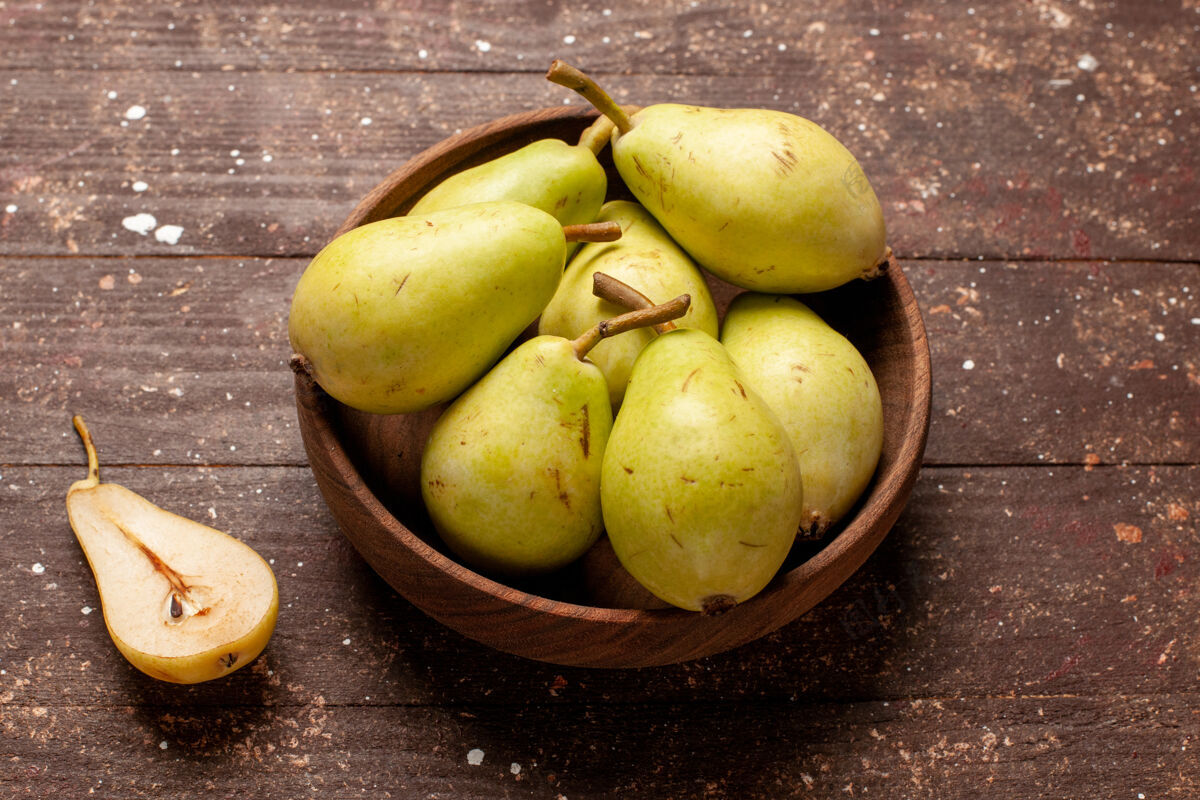 可食用水果正面是新鲜圆润的梨绿色和多汁的棕色空间树木前苹果