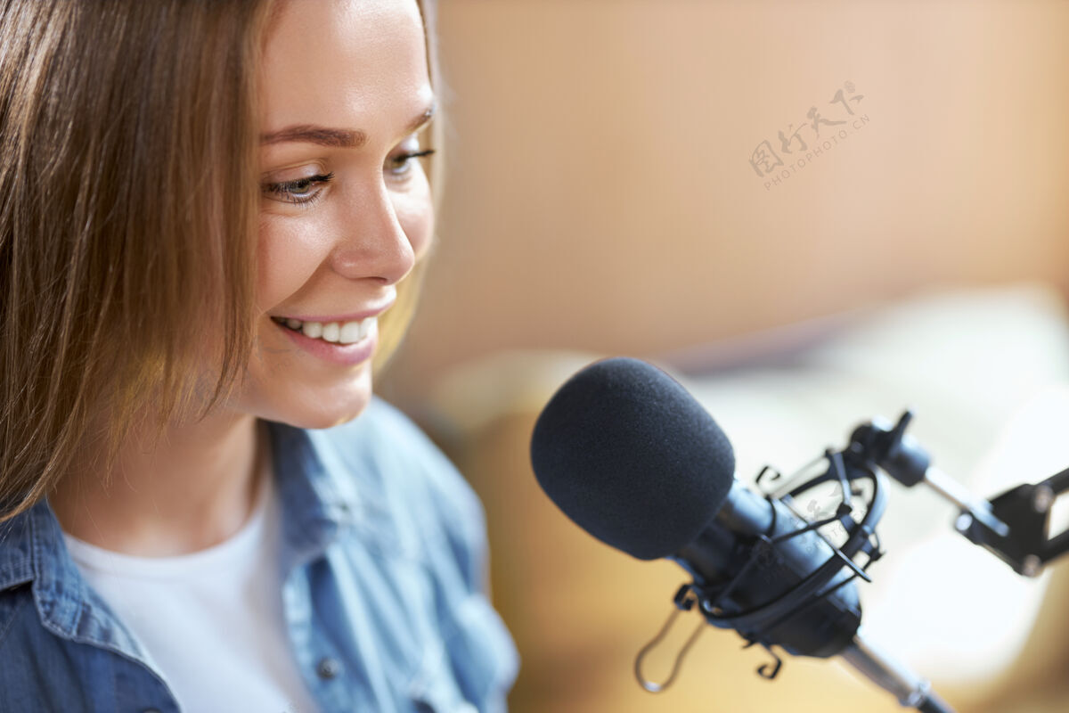 新闻可爱的女人在广播或直播中交流声音在线工作