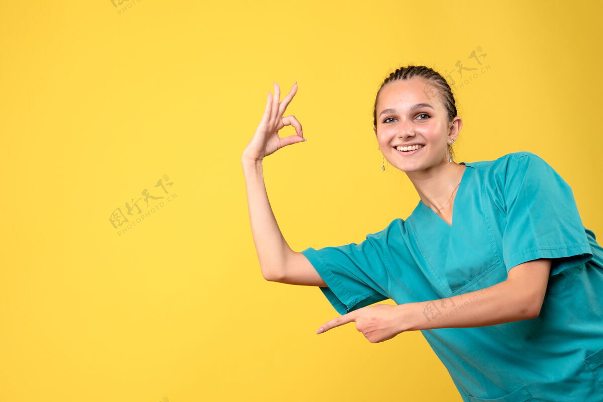 医院前视女医生身着医疗衬衫微笑 色健康医院情感护士医疗科维德-成人女性黄色