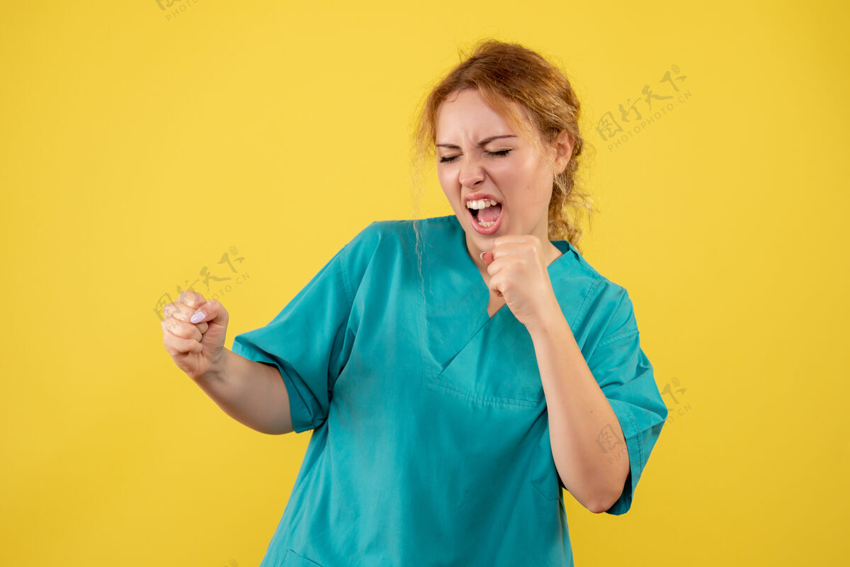 肖像前视女医生身着医疗衫欢呼雀跃 医院卫生员冠以护士的颜色欢喜医院成人
