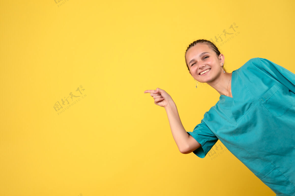 护士正面图黄色办公桌上穿着医用衬衫的女医生健康医生科维德医院彩色情感护士情感漂亮颜色