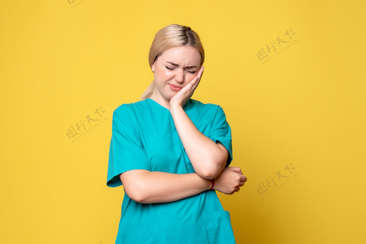 肖像前视图穿着医用衬衫的女医生 一名护士医师女人人情绪