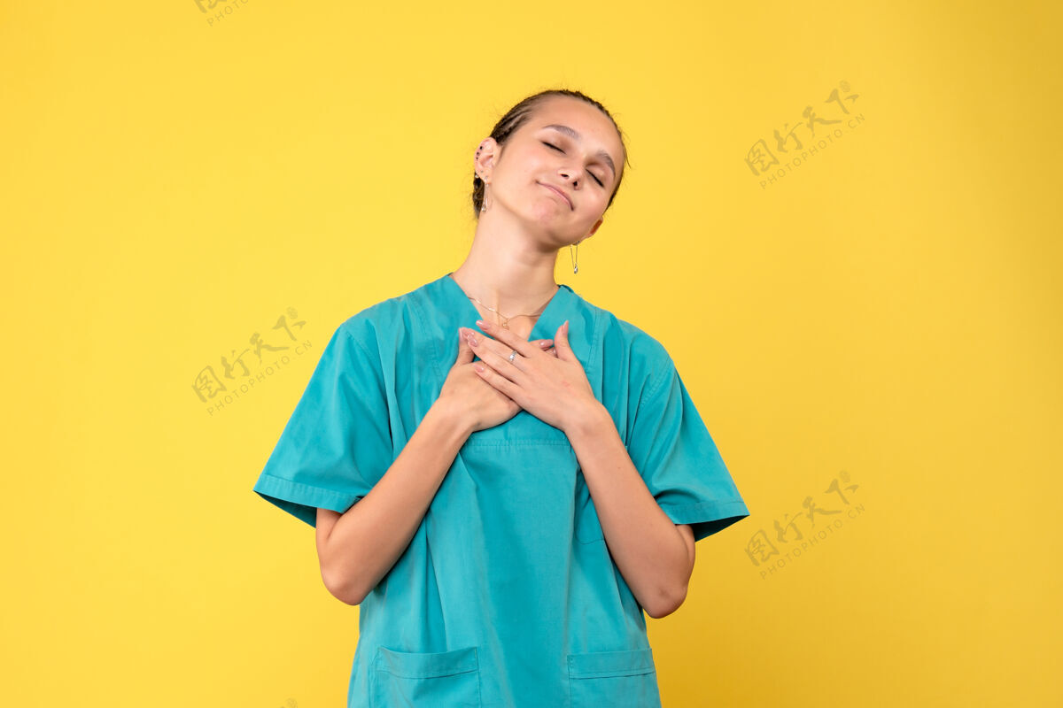 专业正面图女医生穿着医用衬衫 健康情感护士科维德-19病毒色医院黄色女性医院