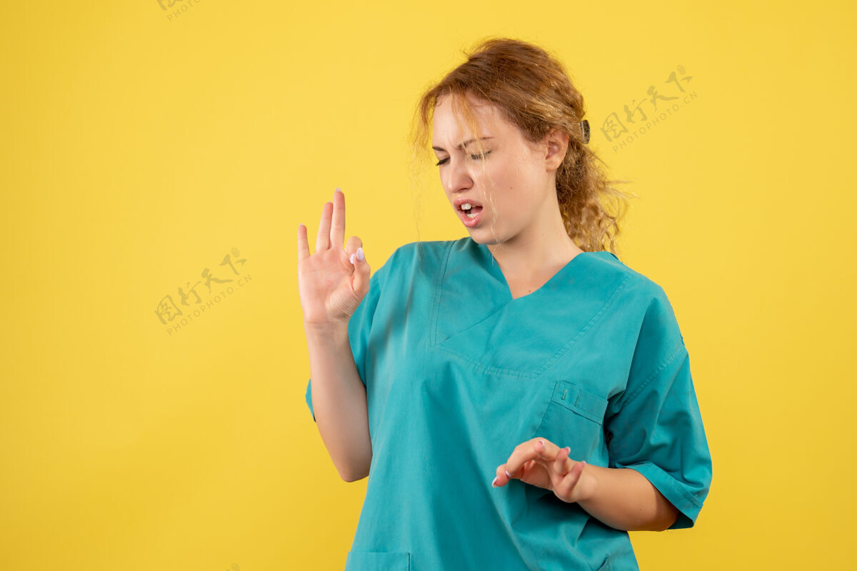 成人前视图穿着医疗衬衫的女医生 颜色covid-19护士健康医生健康人女性