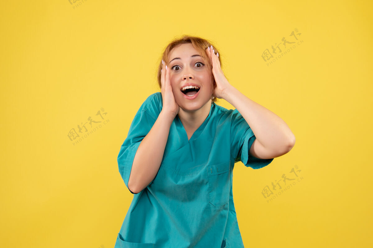 健康前视图穿着医疗衬衫的女医生 颜色情感健康covid-19护士医疗美丽成人女性