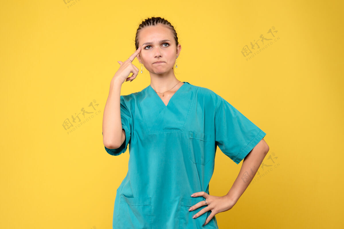 黄色正面图女医生穿着医用衬衫 彩色健康护士covid-19情感医院病毒女性颜色医疗