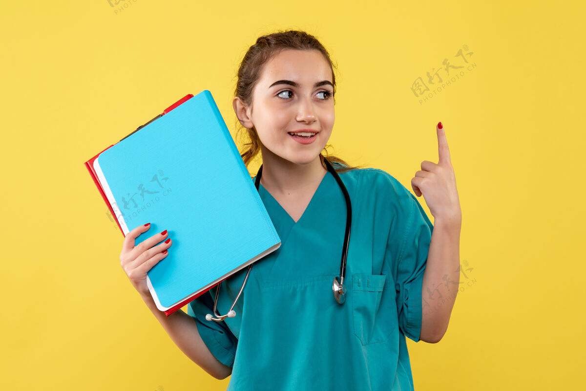 人正面图女医生穿着医用衬衫手持不同的纸条 彩色病毒情感covid-19大流行制服笔记黄色快乐
