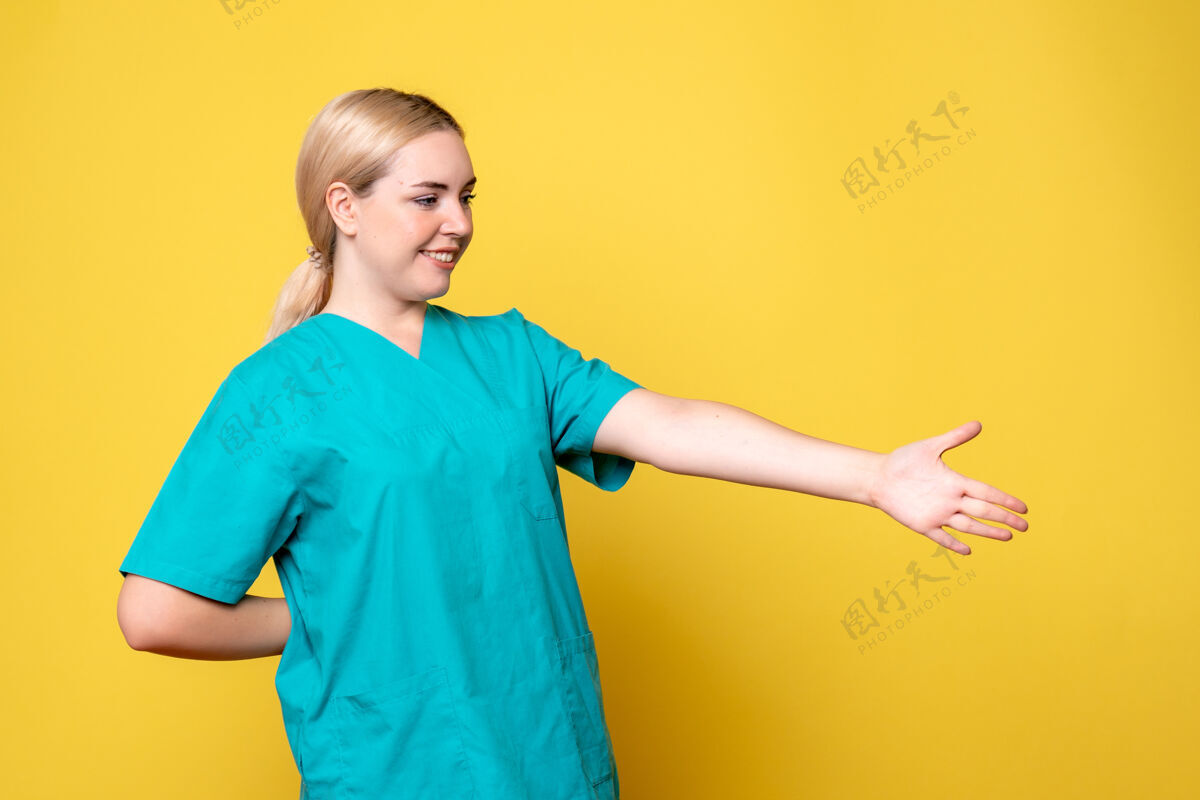 情感正面图身着医疗衬衫的女医生问候 护士医疗医院covid-19大流行情绪问候人漂亮