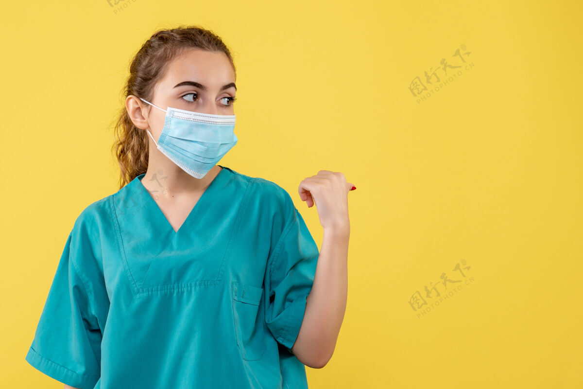 健康正面图女医生穿着医用衬衫和无菌口罩 疾病冠状病毒制服病毒covid-19大流行健康面具肖像妇女