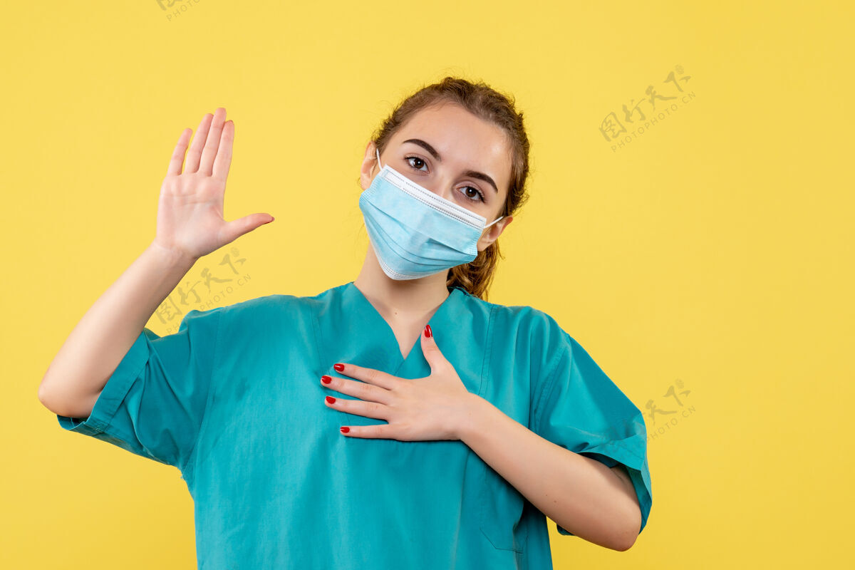 女性正面图女医生穿着医用衬衫和无菌口罩 疾病制服病毒covid-19大流行健康专业健康绝育