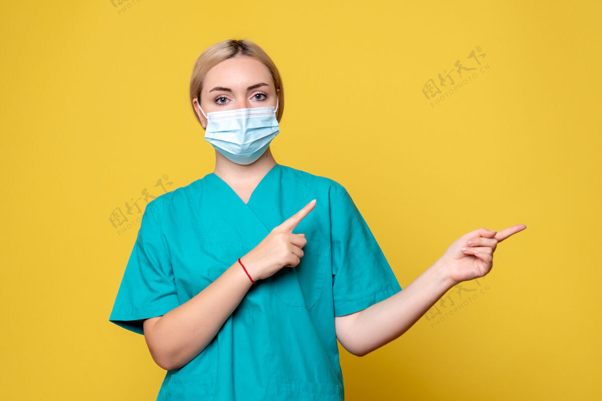 面罩正面图女医生穿着医用衬衫 戴着消毒口罩 医院医护人员健康共患大流行医院成人女医生