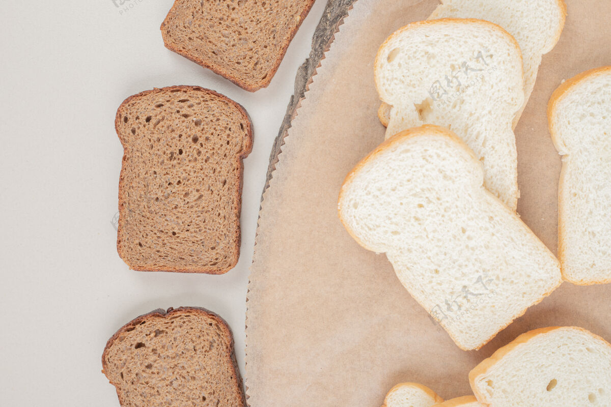 营养把新鲜的白棕色面包片放在木盘上切片面包房切