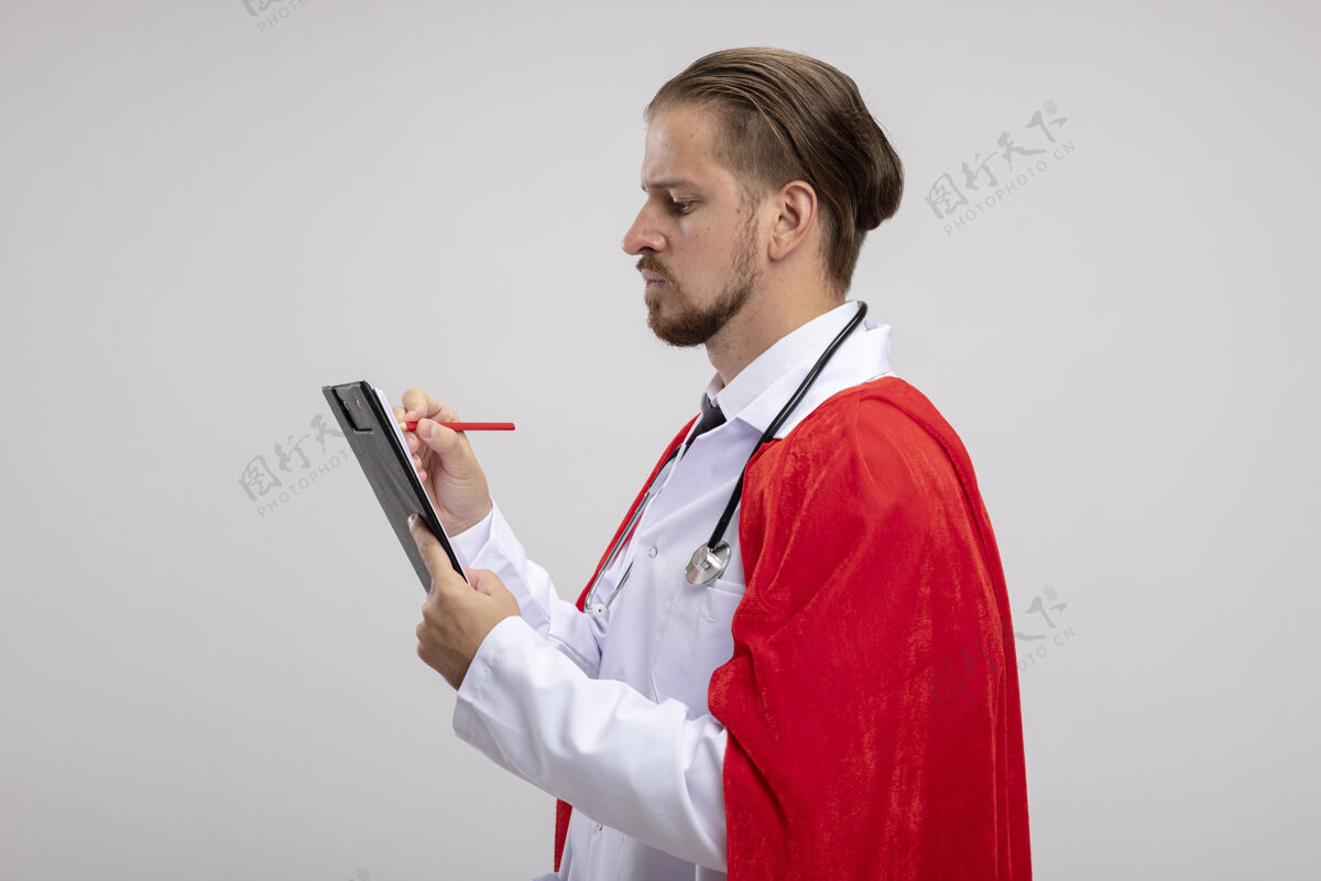 自信自信的年轻超级英雄穿着医用长袍站在侧面 手持听诊器 在白色背景上写一些孤立的东西男人等等超级英雄